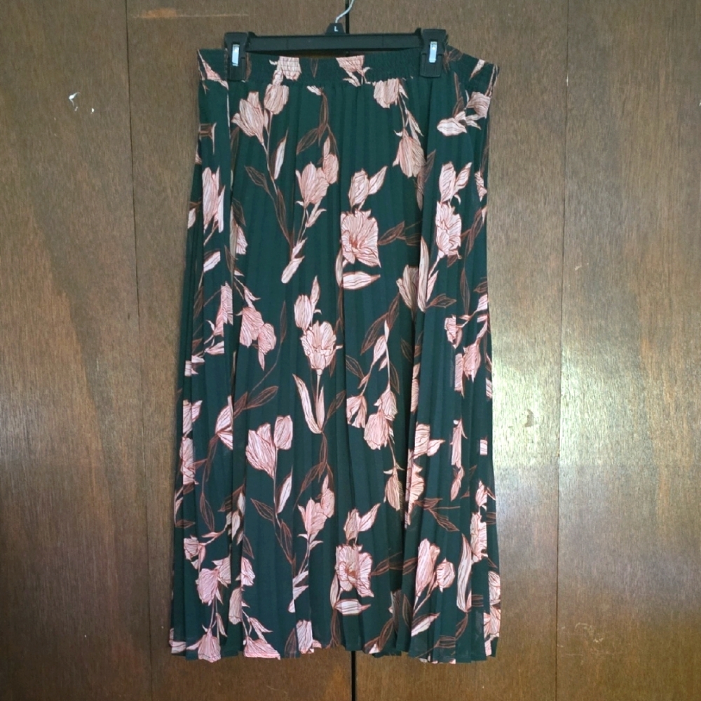 Flowy Floral Pleated Skirt